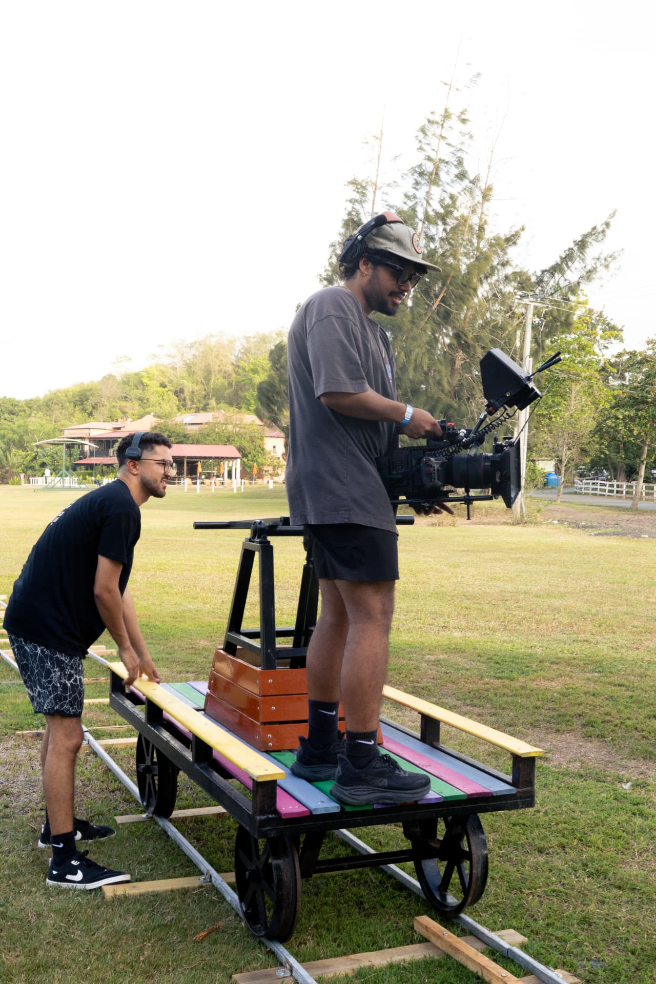 César Miguel Calderón Molina operando una cámara de cine durante un rodaje